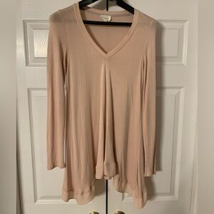 Soft pink long sleeve V neck top by Deletta. Labeled Sm, but generously cut.